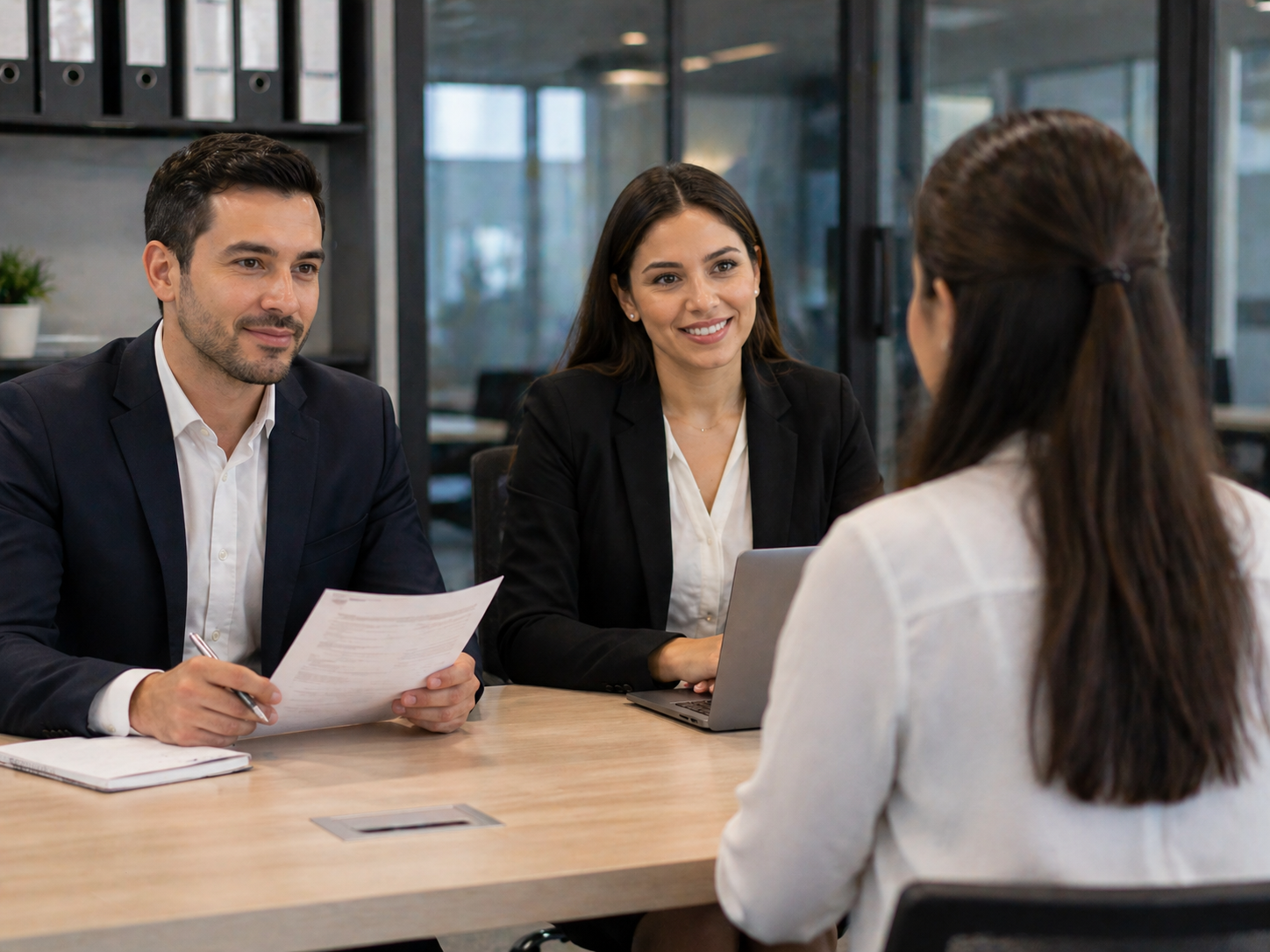 Proceso de reclutamiento y selección de personal en empresa con entrevista laboral profesional
